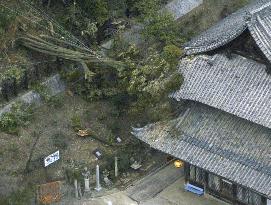 (1)17th century heritage hall at Nara temple damaged